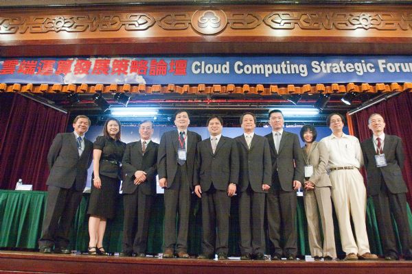 眾廠紛瞄準雲端運算商機,圖為參與雲端運算發展策略論壇各界代表。古榮豐攝 眾廠紛瞄準雲端運算商機,圖為參與雲端運算發展策略論壇各界代表。古榮豐攝