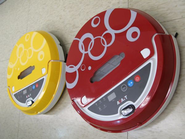 智慧型家用機器人從清掃功能進入市場,除了名聲響亮的iRobot之外,華碩轉投資的凌海也推出首款產品。沈勤譽攝 智慧型家用機器人從清掃功能進入市場,除了名聲響亮的iRobot之外,華碩轉投資的凌海也推出首款產品。沈勤譽攝