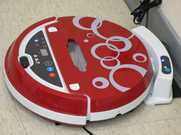 清掃機器人不僅可設定各種清掃路徑,快沒電時還可自動回充電座充電,完成充電後再自動出發執行任務。沈勤譽攝 清掃機器人不僅可設定各種清掃路徑,快沒電時還可自動回充電座充電,完成充電後再自動出發執行任務。沈勤譽攝