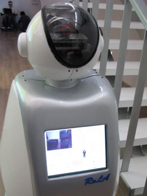 家用機器人除了清掃功能外,也可結合遠端監控、餵食寵物等功能,也可負責照護老人,並陪他們聊天及玩耍。沈勤譽攝 家用機器人除了清掃功能外,也可結合遠端監控、餵食寵物等功能,也可負責照護老人,並陪他們聊天及玩耍。沈勤譽攝