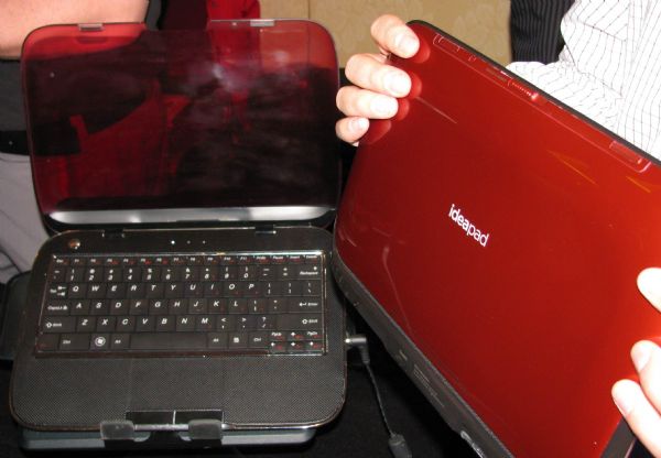 CES尚未正式展開,聯想搶先公開多款Smartbook,其中名為IdeaPad U1的機種,結合NB、Smartbook及平板電腦等3類產品概念,在會場吸引大量人潮駐足。黃彥翔攝 CES尚未正式展開,聯想搶先公開多款Smartbook,其中名為IdeaPad U1的機種,結合NB、Smartbook及平板電腦等3類產品概念,在會場吸引大量人潮駐足。黃彥翔攝