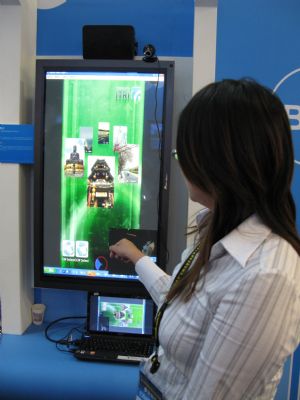 用觸控螢幕操作不夠酷,現在透過手勢操作,就可以隔空控制各種科技產品,圖為工研院開發的手勢互動看板酷手。沈勤譽攝 用觸控螢幕操作不夠酷,現在透過手勢操作,就可以隔空控制各種科技產品,圖為工研院開發的手勢互動看板酷手。沈勤譽攝