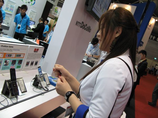 透過手機內建的數位相機,可以隔空玩起拳擊遊戲。沈勤譽攝 透過手機內建的數位相機,可以隔空玩起拳擊遊戲。沈勤譽攝