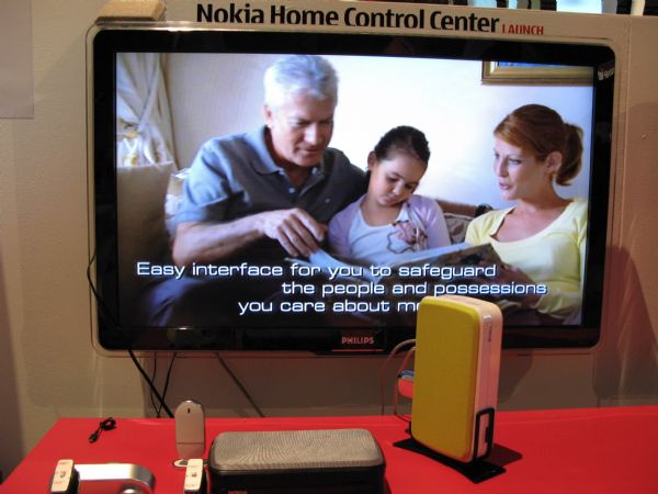 躺在沙發上看電視,不用再起身找遙控器,揮揮手勢就可以選台。沈譽攝 躺在沙發上看電視,不用再起身找遙控器,揮揮手勢就可以選台。沈譽攝