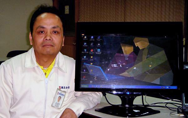 相信科技董事長陳旭東現場展示其光學式觸控功能 相信科技董事長陳旭東現場展示其光學式觸控功能