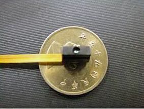 相信科技模組精巧體積,圖為與壹元硬幣比較圖 相信科技模組精巧體積,圖為與壹元硬幣比較圖