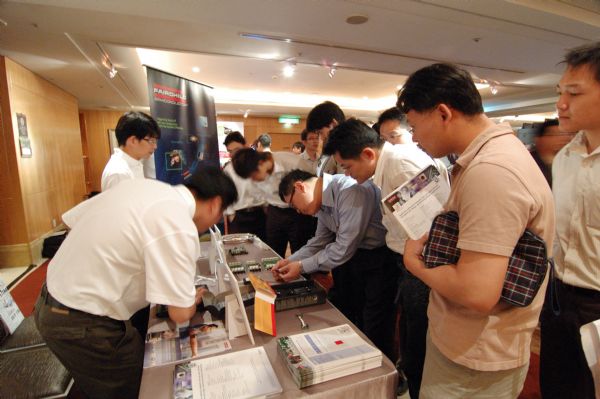 Fairchild於活動攤位上展示多款低功耗設計的產品。 Fairchild於活動攤位上展示多款低功耗設計的產品。