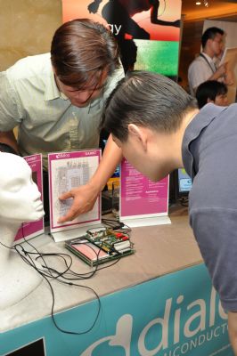 Dialog提供最佳化電源與音頻整合IC 可大幅降低手持裝置功耗,吸引學員現場詢問了解。 Dialog提供最佳化電源與音頻整合IC 可大幅降低手持裝置功耗,吸引學員現場詢問了解。