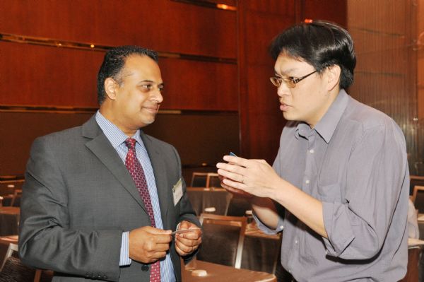 Dialog行銷總監Mark Jacob (圖左)發表演說後,學員(圖右)於現場直接與廠商交流互動。 Dialog行銷總監Mark Jacob (圖左)發表演說後,學員(圖右)於現場直接與廠商交流互動。