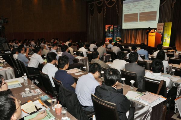 DIGITIMES於5月20日假六福皇宮舉行「3C產品節能技術與低功耗設計論壇」,吸引超過300位聽眾與會,並與主講者熱烈互動。 DIGITIMES於5月20日假六福皇宮舉行「3C產品節能技術與低功耗設計論壇」,吸引超過300位聽眾與會,並與主講者熱烈互動。