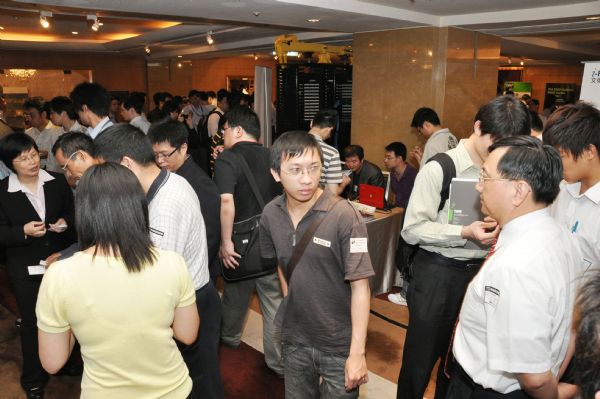 每到休息時間,活動會場外總會出現大量參觀人潮。 每到休息時間,活動會場外總會出現大量參觀人潮。