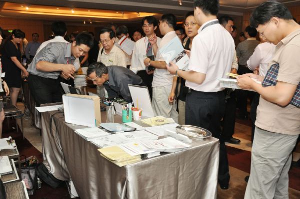 逛攤位拿資料一向都是聽眾參加DTF的重要目的之一,每到休息時間總會有許多聽眾圍在廠商攤位前了解產品。 逛攤位拿資料一向都是聽眾參加DTF的重要目的之一,每到休息時間總會有許多聽眾圍在廠商攤位前了解產品。