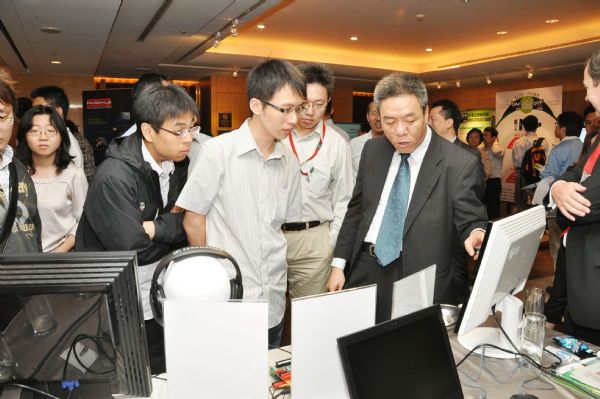 聽眾專注聆聽廠商講解產品特性,並有機會實際操作。 聽眾專注聆聽廠商講解產品特性,並有機會實際操作。