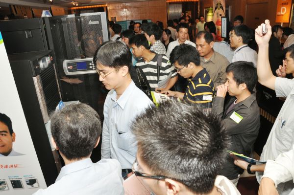 本次活動現場設有17個攤位,廠商展示各自的解決方案,攤位展示的機櫃以及散熱裝置,吸引大批聽眾圍觀。 本次活動現場設有17個攤位,廠商展示各自的解決方案,攤位展示的機櫃以及散熱裝置,吸引大批聽眾圍觀。