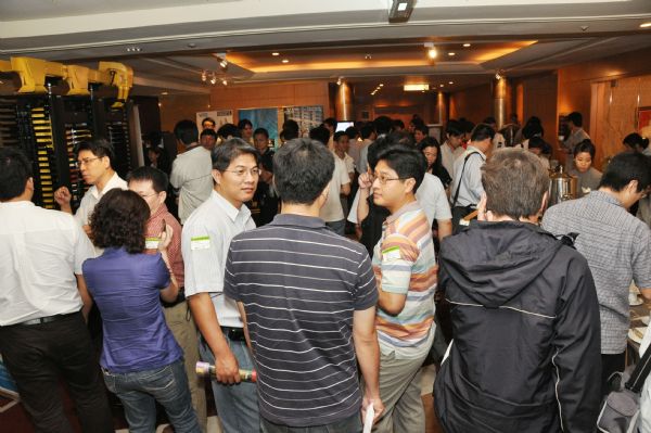 本次活動共規劃12場專題演講,不少聽眾趁著中場休息時間,到廠商攤位印證一下剛剛的演講內容,並與朋友一起討論。 本次活動共規劃12場專題演講,不少聽眾趁著中場休息時間,到廠商攤位印證一下剛剛的演講內容,並與朋友一起討論。