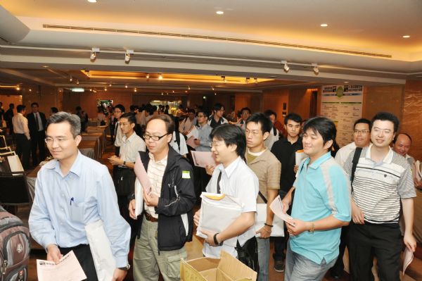 在擲回問卷、取得主辦單位準備的神秘小禮物-乖乖之後,與會學員結束一整天充實的課程。 在擲回問卷、取得主辦單位準備的神秘小禮物-乖乖之後,與會學員結束一整天充實的課程。