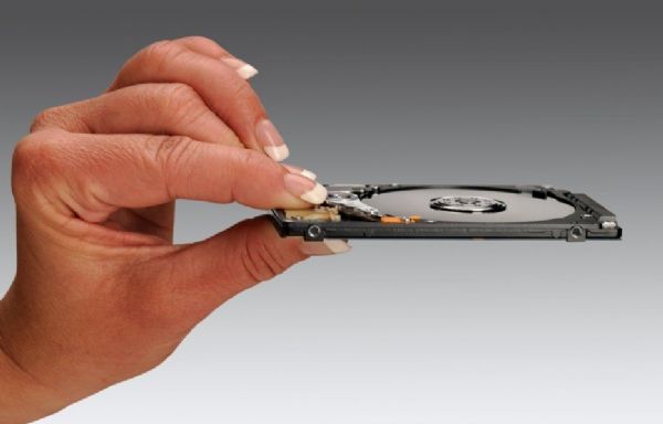 Hitachi GST推出7mm厚度的超薄2.5吋行動硬碟。 Hitachi GST推出7mm厚度的超薄2.5吋行動硬碟。