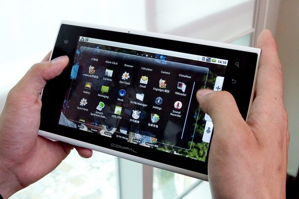 隨著應用產業型態多樣化,有愈來愈多企業端或垂直產業,存在著對移動式平板電腦產品的需求,為市場帶來更多樣的機會。古榮豐攝 隨著應用產業型態多樣化,有愈來愈多企業端或垂直產業,存在著對移動式平板電腦產品的需求,為市場帶來更多樣的機會。古榮豐攝