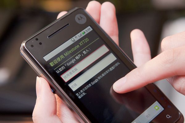 展望未來,勢將有愈來愈多使用者,藉由其行動裝置鏈結雲端服務,甚至據此存取企業機密資料,但迄今並無嚴謹牢靠的解決方案,可以完全防堵此一趨勢所衍生的資料洩露疑慮。古榮豐攝 展望未來,勢將有愈來愈多使用者,藉由其行動裝置鏈結雲端服務,甚至據此存取企業機密資料,但迄今並無嚴謹牢靠的解決方案,可以完全防堵此一趨勢所衍生的資料洩露疑慮。古榮豐攝