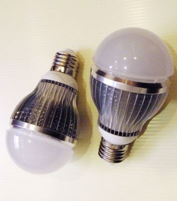 採傳統白熾燈泡規格設計的LED燈泡,可提供用戶自行更換環保燈具的應用彈性。 採傳統白熾燈泡規格設計的LED燈泡,可提供用戶自行更換環保燈具的應用彈性。