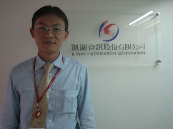 凱衛副總林聖哲表示,過去凱衛多著重在B2B經營,直接接觸終端使用者的機會較少。但此次的社群平台行銷,凱衛除了以教學講座等聚會方式,增加平台使用者交流,更利用Google關鍵字廣告,增加平台曝光率。李明芳攝 凱衛副總林聖哲表示,過去凱衛多著重在B2B經營,直接接觸終端使用者的機會較少。但此次的社群平台行銷,凱衛除了以教學講座等聚會方式,增加平台使用者交流,更利用Google關鍵字廣告,增加平台曝光率。李明芳攝