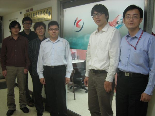 1群具有專業財務工程與資訊背景的人才,是凱衛程式交易服務平台的幕後黑手。李明芳攝 1群具有專業財務工程與資訊背景的人才,是凱衛程式交易服務平台的幕後黑手。李明芳攝