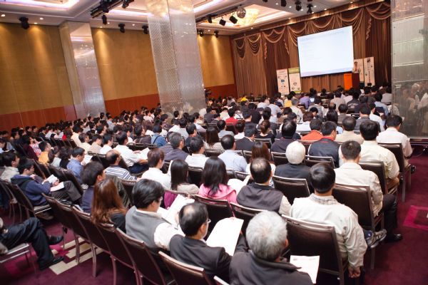 智慧網路家庭蘊藏無窮商機,相關主題研討會吸引眾多專業人士參與。 智慧網路家庭蘊藏無窮商機,相關主題研討會吸引眾多專業人士參與。
