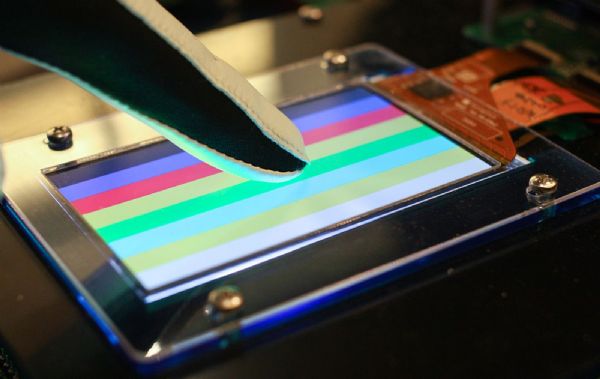 電容式觸控介面,如果用戶配戴手套將造成電容反應微弱,但目前已有可配戴手套進行觸控的電容式產品解決方案。Synaptics 電容式觸控介面,如果用戶配戴手套將造成電容反應微弱,但目前已有可配戴手套進行觸控的電容式產品解決方案。Synaptics