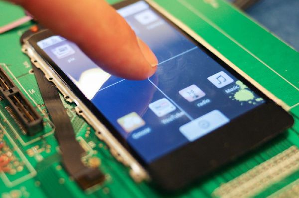 電容觸控在便攜式裝置應用成為主流,因為觸控螢幕透光率可達97%,同時畫面輸出可達到最佳品質。Synaptics 電容觸控在便攜式裝置應用成為主流,因為觸控螢幕透光率可達97%,同時畫面輸出可達到最佳品質。Synaptics