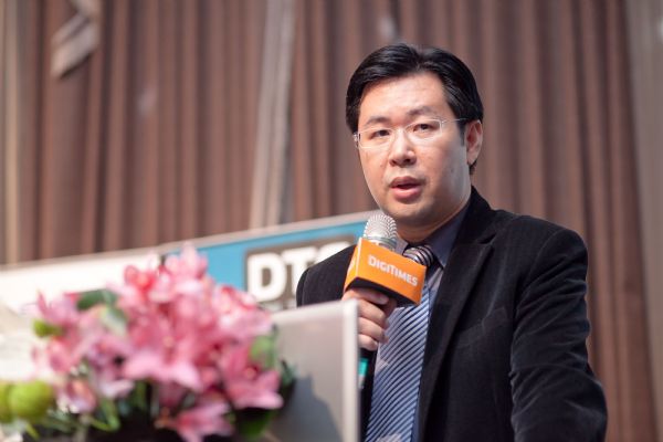 理義科技業務副總黃茂昌以工控、多點、智慧輸入三面向,剖析觸控的多元化應用。 理義科技業務副總黃茂昌以工控、多點、智慧輸入三面向,剖析觸控的多元化應用。