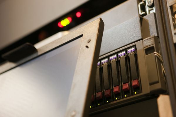 桌面虛擬化不僅減輕企業IT的管理負擔,還可讓企業員工更能善用IT資源。 桌面虛擬化不僅減輕企業IT的管理負擔,還可讓企業員工更能善用IT資源。