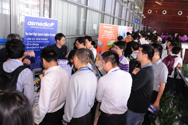 2012 DIGITIMES高速傳輸技術論壇深圳場,贊助商攤位擠滿詢問人潮。 2012 DIGITIMES高速傳輸技術論壇深圳場,贊助商攤位擠滿詢問人潮。