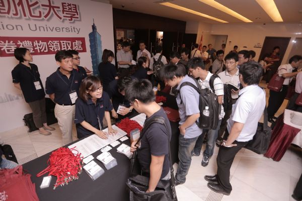 2012洛克威尔自动化大学活动吸引超过400名学员参与。 2012洛克威尔自动化大学活动吸引超过400名学员参与。