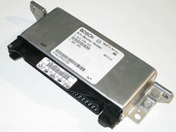 ABS煞車防鎖死電控模組,為提升散熱設計,外殼採金屬材質。BOSCH ABS煞車防鎖死電控模組,為提升散熱設計,外殼採金屬材質。BOSCH