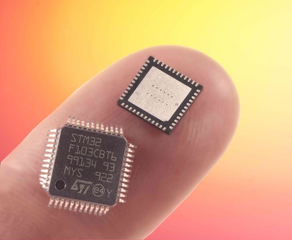 PCT電容式觸控螢幕觸控IC,可濾除環境雜訊,精確算出指尖於觸屏的座標點。Zytronic PCT電容式觸控螢幕觸控IC,可濾除環境雜訊,精確算出指尖於觸屏的座標點。Zytronic