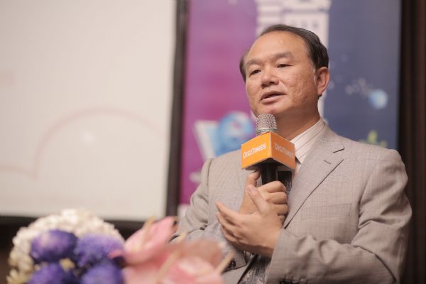 用友軟件 副總裁 暨首席應用架構師 黃義璋 用友軟件 副總裁 暨首席應用架構師 黃義璋