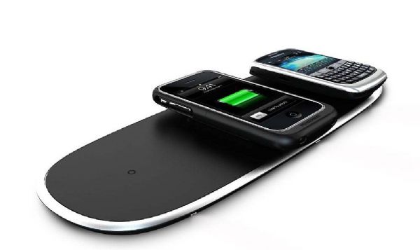 無線充電技術實用性高,可在完全不需任何線材、裝置可儘可能減少開孔條件下,進行無線傳輸電力轉移,為PowerBank產品熱門整合技術方案。Powermat 無線充電技術實用性高,可在完全不需任何線材、裝置可儘可能減少開孔條件下,進行無線傳輸電力轉移,為PowerBank產品熱門整合技術方案。Powermat