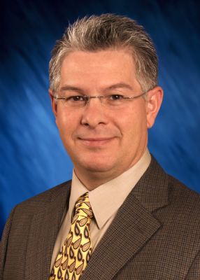 Michael Civiello是博通行動與無線事業群行銷部資深總監,負責行動電話晶片完整解決方案全球市場的開發。他在博通任職已超過8年,並在無線半導體產業擁有25年以上的經驗。他曾就讀俄亥俄州克里夫蘭的凱斯西儲大學(Case Western Reserve University in Cleveland, Ohio),並取得電子工程學士學位。爾後於亞利桑那州立大學(Arizona State University)取得企業管理碩士學位。 Michael Civiello是博通行動與無線事業群行銷部資深總監,負責行動電話晶片完整解決方案全球市場的開發。他在博通任職已超過8年,並在無線半導體產業擁有25年以上的經驗。他曾就讀俄亥俄州克里夫蘭的凱斯西儲大學(Case Western Reserve University in Cleveland, Ohio),並取得電子工程學士學位。爾後於亞利桑那州立大學(Arizona State University)取得企業管理碩士學位。