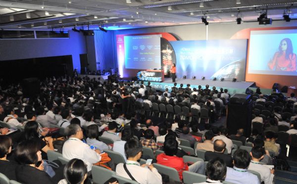 思科首席技术兼策略长玛思丽˙沃丽亚(Padmasree Warrior)首次来台,阐释思科「万物互联」的愿景。 思科首席技术兼策略长玛思丽˙沃丽亚(Padmasree Warrior)首次来台,阐释思科「万物互联」的愿景。