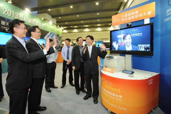 思科台湾总经理吴增峰向与会人士介绍虚拟接待大使。 思科台湾总经理吴增峰向与会人士介绍虚拟接待大使。