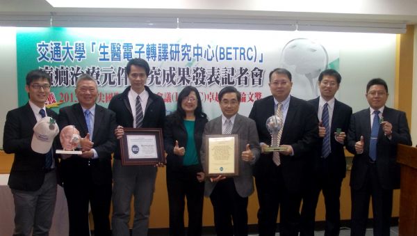 交大生醫電子轉譯研究中心研發的「癲癇治療SoC單晶片」,締造台灣首度在ISSCC獲獎之佳績;圖左四為交大校長吳妍華、左二為計畫總主持人吳重雨講座教授、右四為交大光電學院院長柯明道。 交大生醫電子轉譯研究中心研發的「癲癇治療SoC單晶片」,締造台灣首度在ISSCC獲獎之佳績;圖左四為交大校長吳妍華、左二為計畫總主持人吳重雨講座教授、右四為交大光電學院院長柯明道。