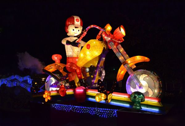 大同宝宝哈雷骑士,拉风现身台北「爱.拥抱灯海」灯区 。 大同宝宝哈雷骑士,拉风现身台北「爱.拥抱灯海」灯区 。