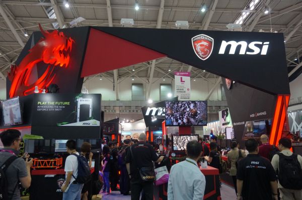 微星位於南港展覽館攤位,以紅黑色系展現強烈電競風格。 微星位於南港展覽館攤位,以紅黑色系展現強烈電競風格。