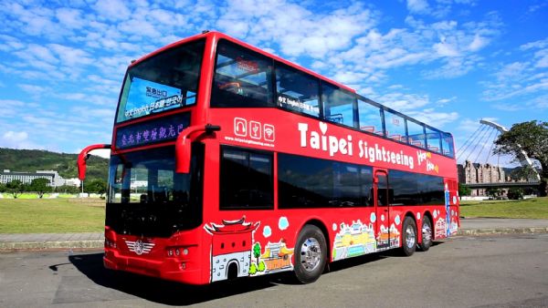 臺北市雙層觀光巴士於2017年上路,為全球首輛智能巴士。 臺北市雙層觀光巴士於2017年上路,為全球首輛智能巴士。