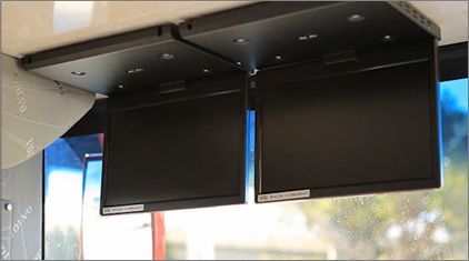 車內懸掛的LCD螢幕,可根據行駛地點推播廣告與播放二樓的即時演出。 車內懸掛的LCD螢幕,可根據行駛地點推播廣告與播放二樓的即時演出。