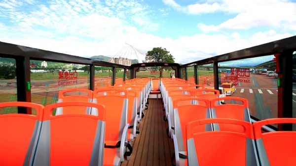 雙層觀光巴士上層座位區,現場有街頭藝人演出。 雙層觀光巴士上層座位區,現場有街頭藝人演出。