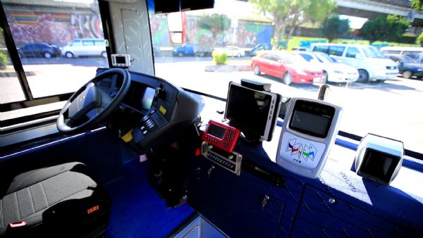 位於駕駛座前方的工業級行動平板,司機可直觀式地確認該乘客的票種。 位於駕駛座前方的工業級行動平板,司機可直觀式地確認該乘客的票種。