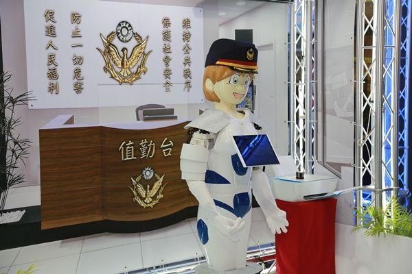 凌群智慧警政機器人。 凌群智慧警政機器人。