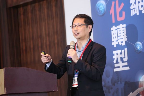 台灣IBM雲端事業部雲端策略副總經理張瑞源,特於智慧工廠與工業4.0論壇中分享,如何運用IBM Watson認知運算技術打造智慧工廠,協助製造業成功轉型。 台灣IBM雲端事業部雲端策略副總經理張瑞源,特於智慧工廠與工業4.0論壇中分享,如何運用IBM Watson認知運算技術打造智慧工廠,協助製造業成功轉型。