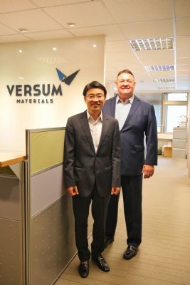 慧盛材料將於2017國際半導體展推出最新技術產品。全球材料事業部資深副總裁蕭伯爾(Edward C. Shober)(右)與亞洲區執行總監陳俊成(左)將共同出席展會現場與各界交流。 慧盛材料將於2017國際半導體展推出最新技術產品。全球材料事業部資深副總裁蕭伯爾(Edward C. Shober)(右)與亞洲區執行總監陳俊成(左)將共同出席展會現場與各界交流。